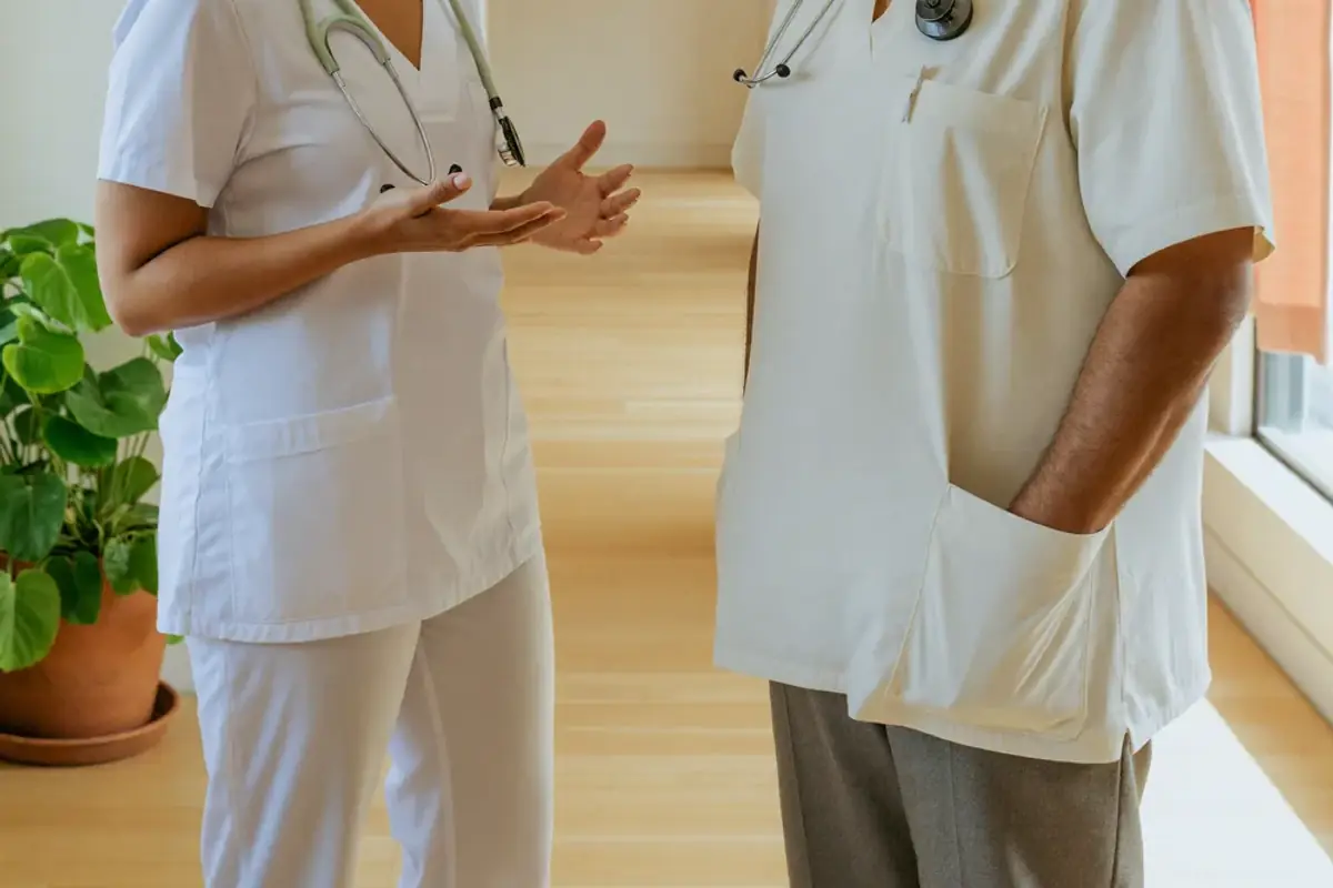Profesionales de la salud durante la jornada en consulta.